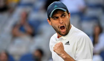 Karatsev est le 1er joueur de l'ère Open à atteindre les demies lors de son 1er tournoi du Grand Chelem
