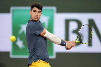 Alcaraz monte en puissance et se hisse en huitièmes à Roland-Garros !