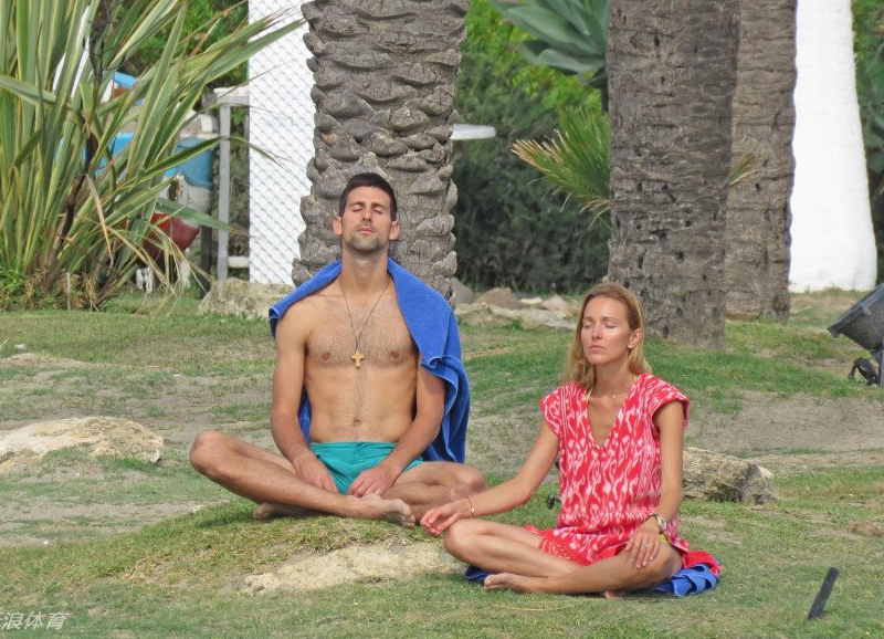 Pendant ce temps-là, Djokovic profite d'un peu de détente en amoureux à Marbella