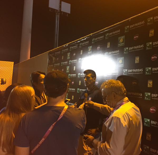 Djokovic en conférence de presse directement dans la rue après sa victoire sur Isner