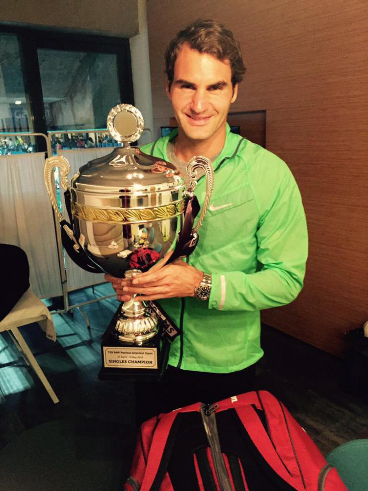 Federer tout sourire avec son 85ème trophée après une semaine fantastique et très spéciale sur la terre battue d'Istanbul