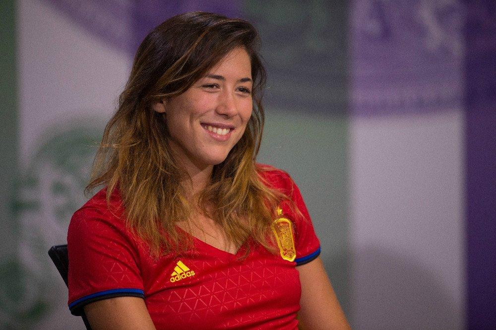 Muguruza (n°2 WTA) a porté le maillot de l'équipe d'Espagne durant sa conférence de presse à Wimbledon pour encourager son pays à l'Euro