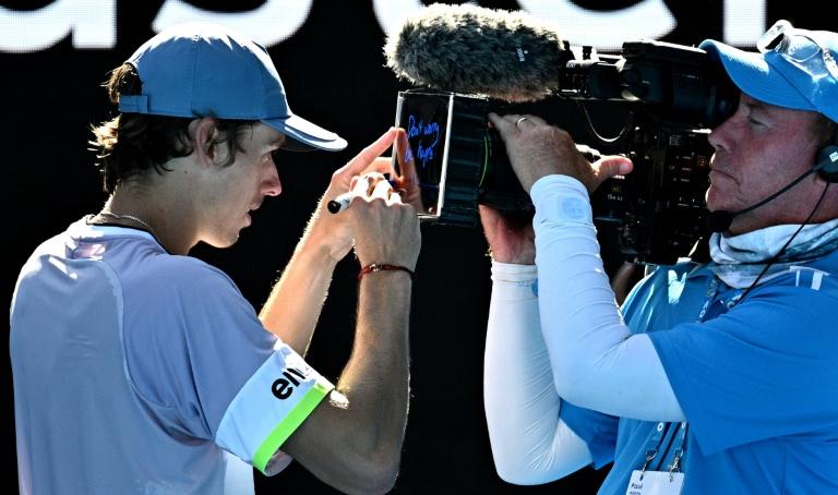 De Minaur slår Alcaraz i en oppvisningskamp på Rod Laver Arena