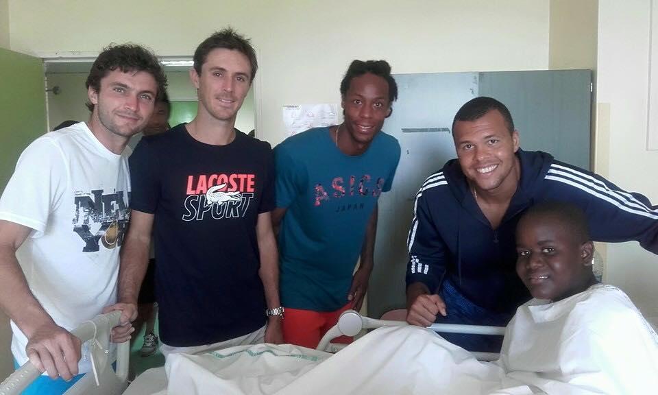 L'équipe de France de Coupe Davis est allée à la rencontre des enfants hospitalisés au CHU de Pointe-à-Pitre et y a fait des dédicaces