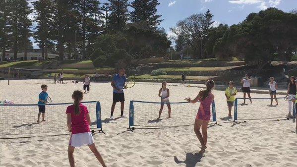 Kyrgios s'essaye au beach tennis 