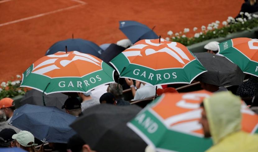 Play will resume shortly (at 6:30 pm local time) at Roland Garros