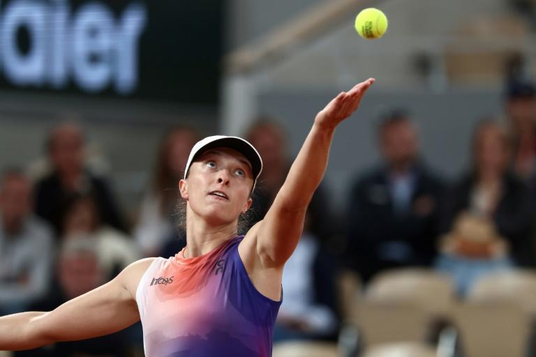 Swiatek aplasta al tenis femenino en Roland Garros