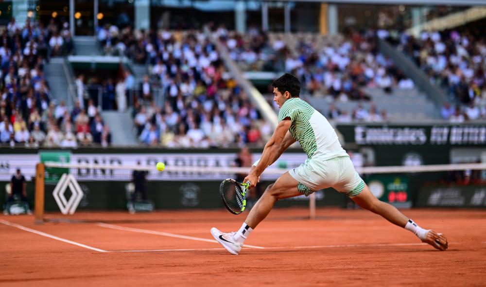 Alcaraz en démonstration et à un set de rejoindre Djokovic.