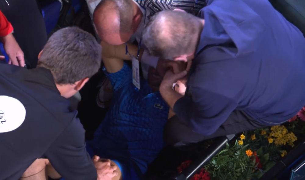 La scène incroyable de Djokovic complètement submergé par l'émotion au moment d'aller célébrer son sacre en tribunes avec son clan
